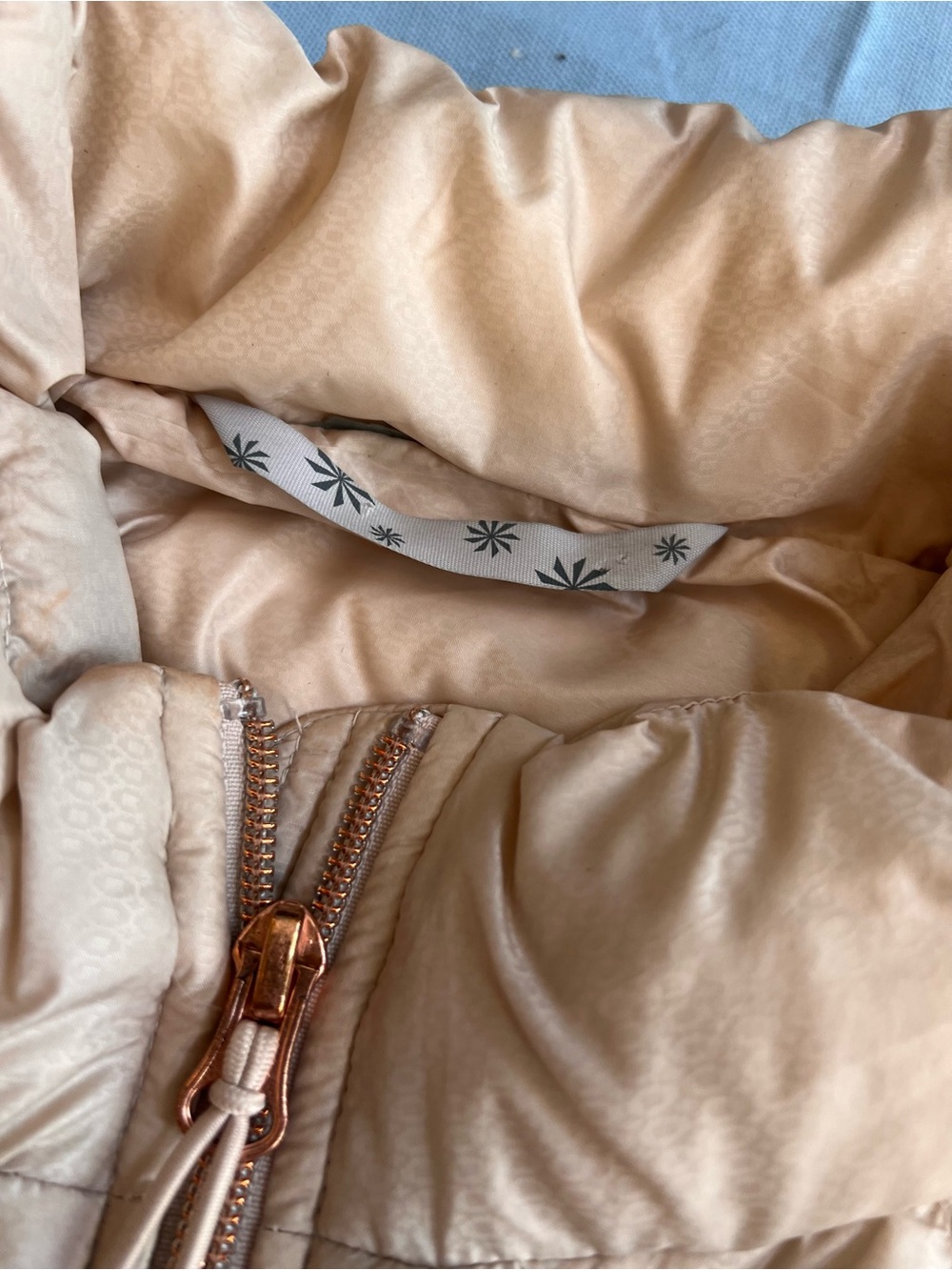 Athleta Blush Pink Downtime
Down Filled Full Zip Puffer Vest
Womens S Rose Gold - Picture 7 of 7